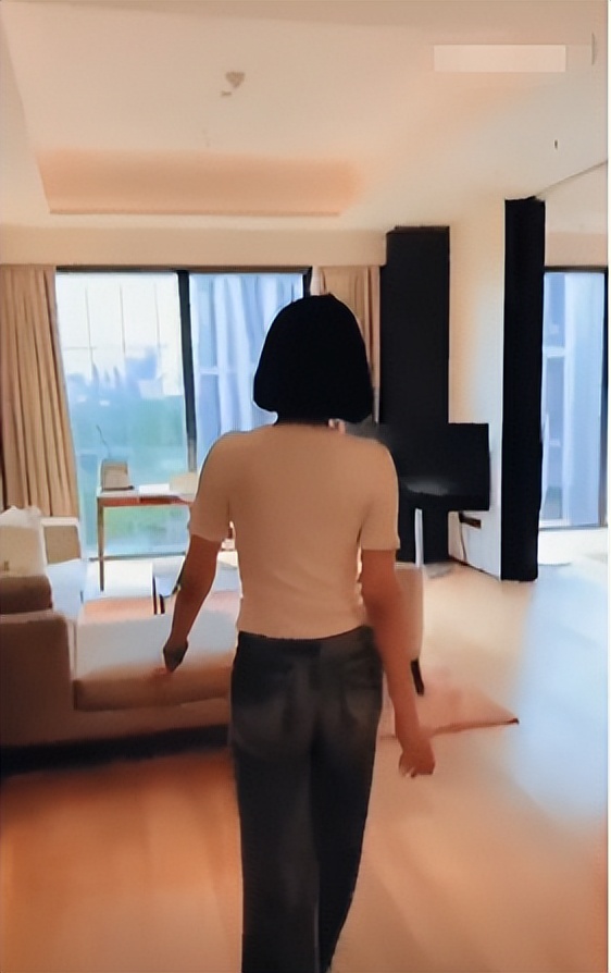 53岁许晴晒隔离日常,穿紧身衣腰肢纤细抢镜,家中装修精致面积大