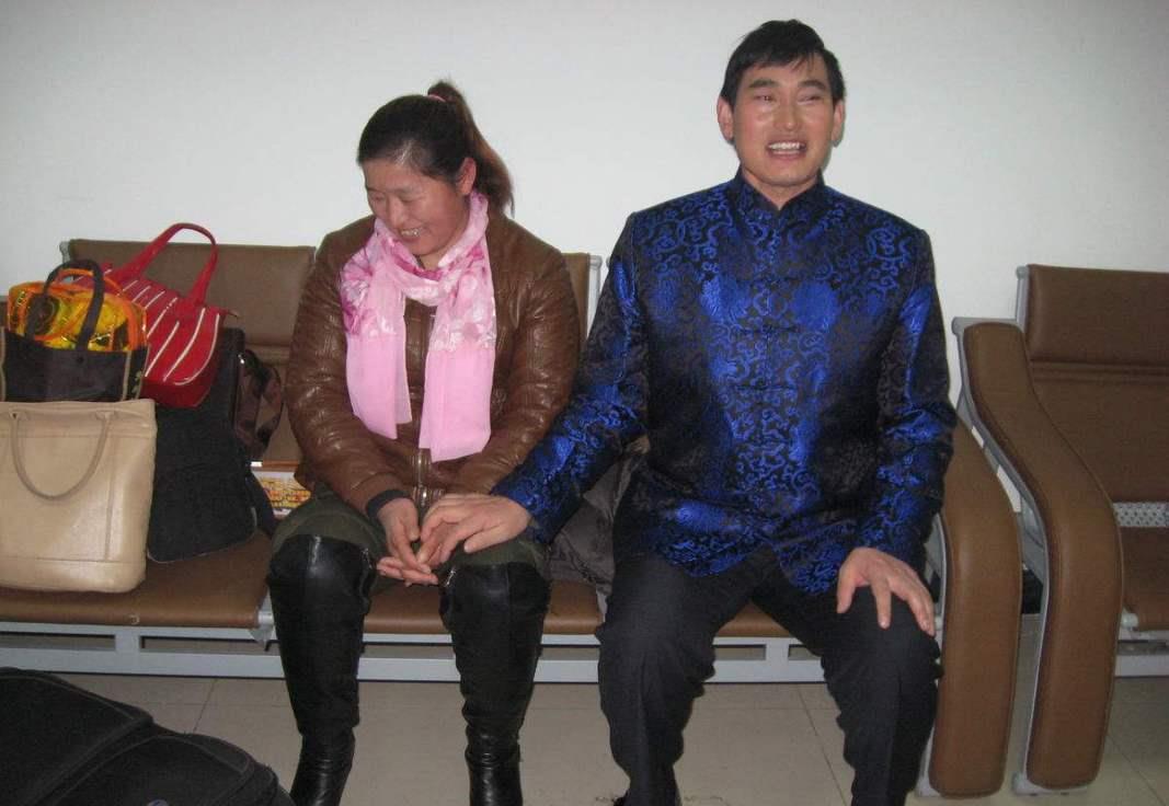 |说“年轻女孩再好,也没有糟糠之妻好”的朱之文,他做到了吗?