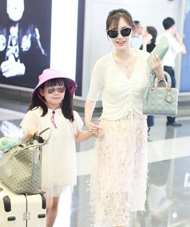 马蓉|36岁马蓉近况曝光!追剧《狂飙》庆祝元宵节,与猫为伴生活惬意