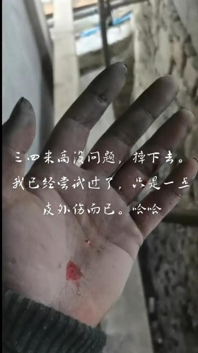 女子带两个孩子打麻将,抱一个背一个好辛苦,丈夫调侃比干工地累