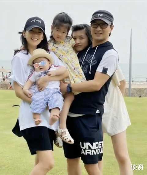 文静|章子怡带小儿子聚餐，细心呵护，弟弟2岁身高就已经到妈妈腰部了