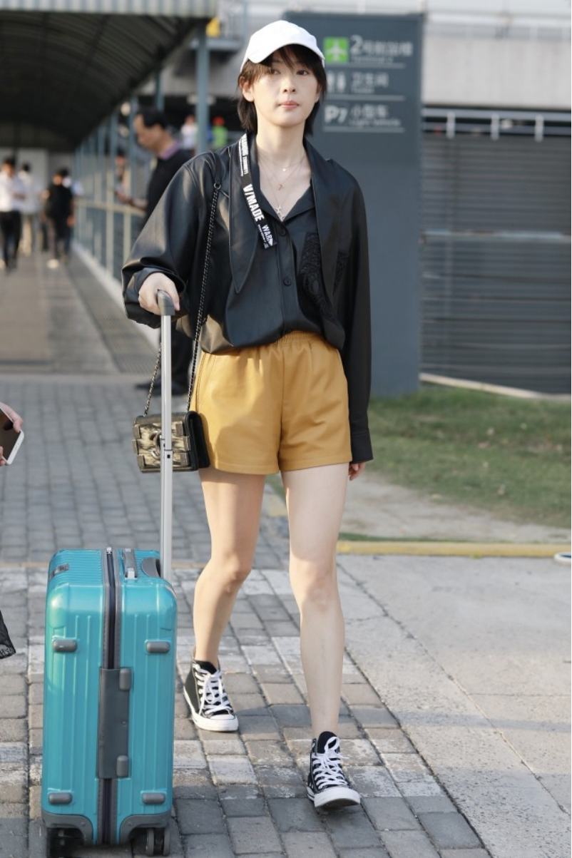 穿衣搭配|36岁童瑶难得换新发型，虽然剪短发少了优雅感，但确实帅气了许多