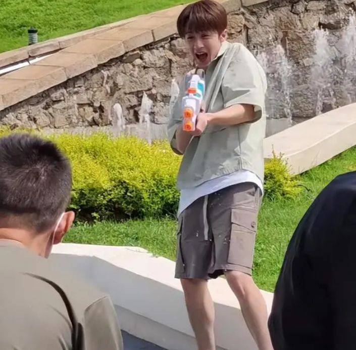 檀健次|网友长沙偶遇檀健次，路人视角暴露真实身高，被调侃只有165