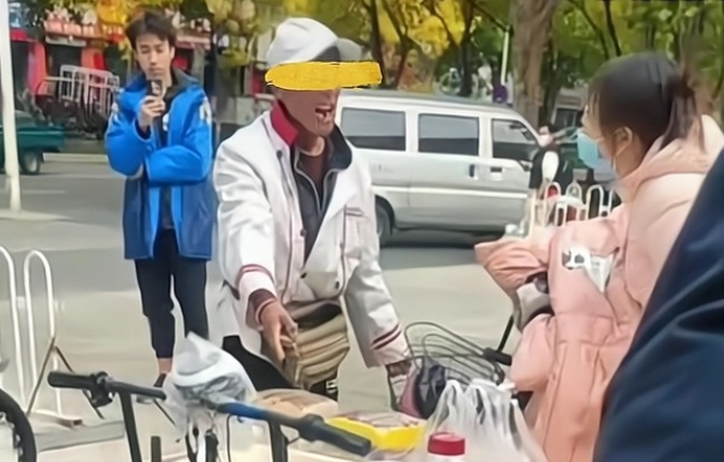 淄博一名女子在路上遇到了一位卖切糕的老大爷,女子想要买15元的切糕