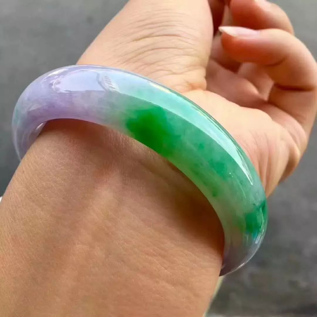 翡翠|小伙不慎买下“尸横遍野”的翡翠原石，最后竟鬼斧神工取出22支冰种春带彩手镯