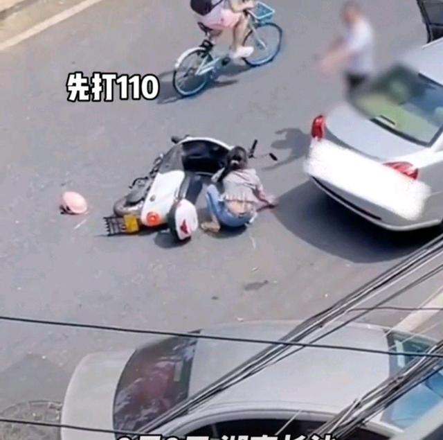 湖南:男子街头怒打女子,向路人大喊她是我老婆,女子:我不是