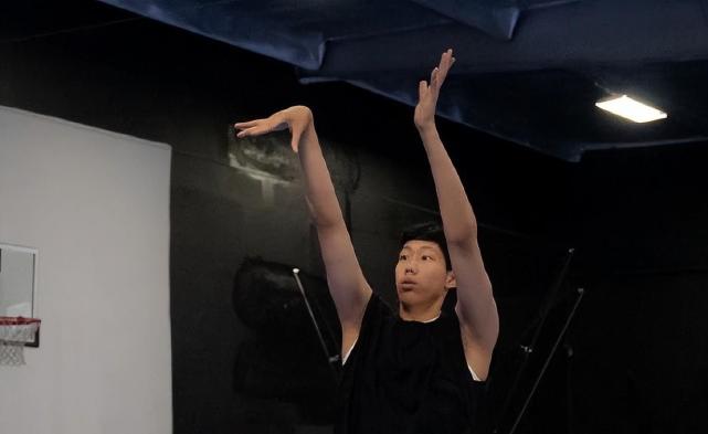 中国男篮|中国男篮又涌现出天才内线！15岁2米15，近日赴美打球，值得期待