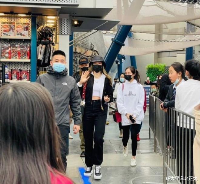 谷爱凌|官宣！谷爱凌缺席颁奖仪式，与赌王千金同游北京，领奖台为她空着