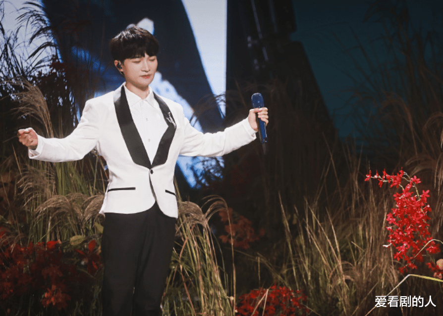 东方风云榜|东方风云榜:周深获得最受欢迎男歌手、亚洲杰出歌手,舞台浪漫!