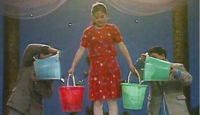 爱笑会议室|1984年春晚，“铁榔头”郎平表演砸核桃？邓丽君禁曲靠换皮过审