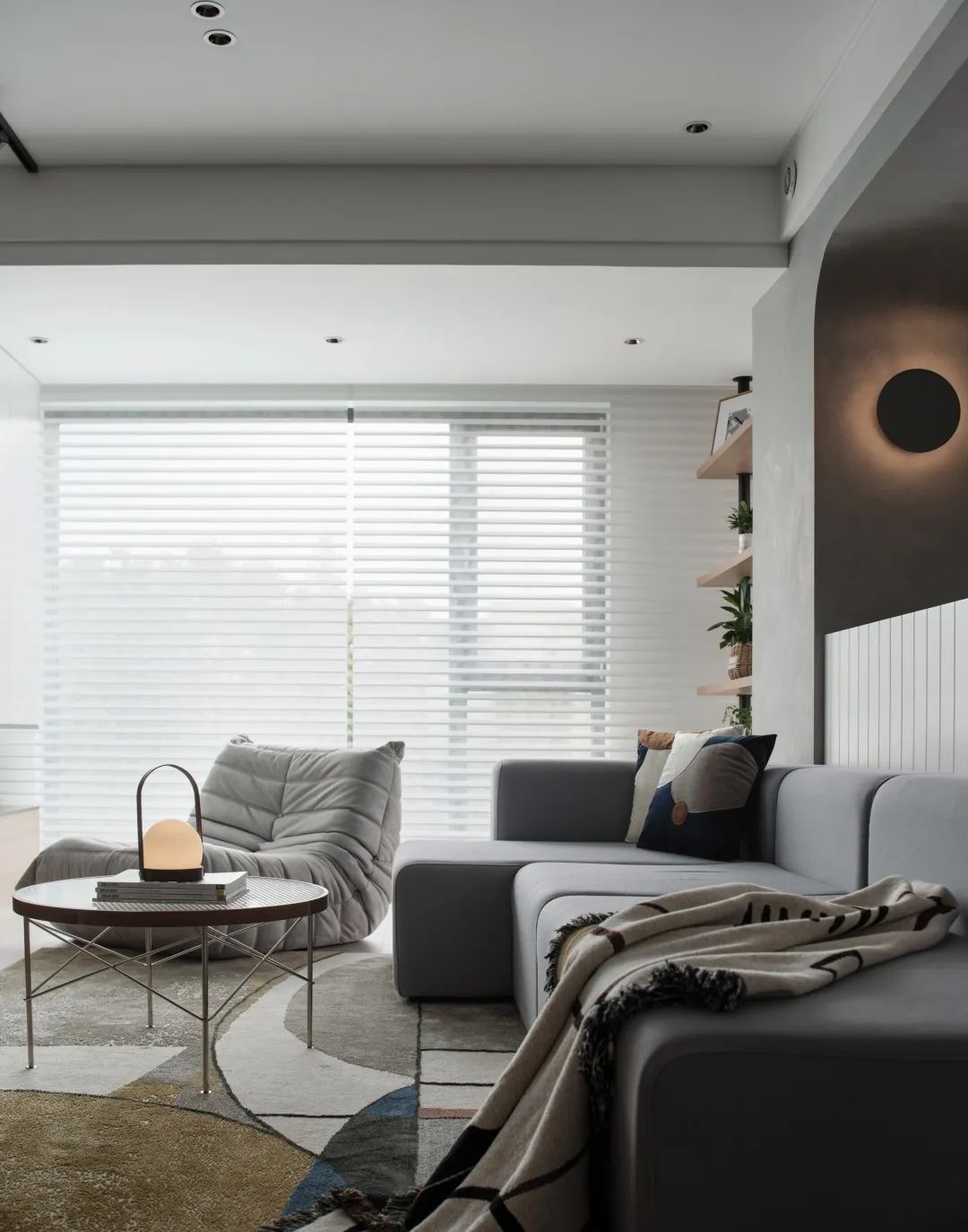 32岁男主靠自己买下125㎡房子,改造后和猫咪一起生活,轻松自在