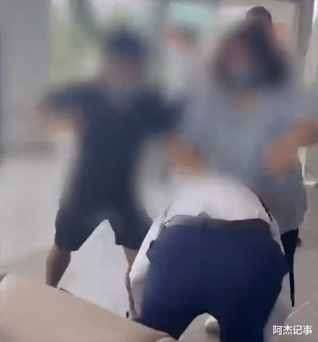 “她才上初二,还是个孩子,你还是不是人!”
