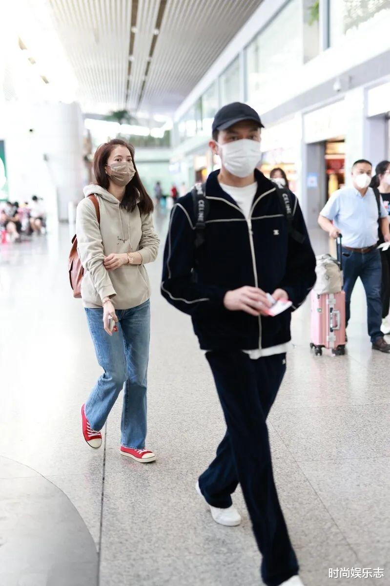 袁咏仪|袁咏仪、张智霖简装现身,两人均过半百,却如同年轻情侣一般!