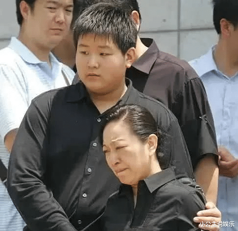 罗京|罗京去世11年，葬礼哭到昏厥的妻子，守寡8年后转头改嫁富商