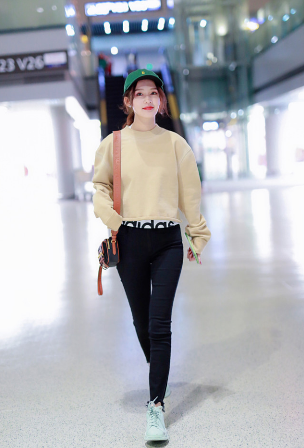 李沁|李沁也有不仙儿的时候，穿卫衣配红唇女人味十足，气质也挺好的