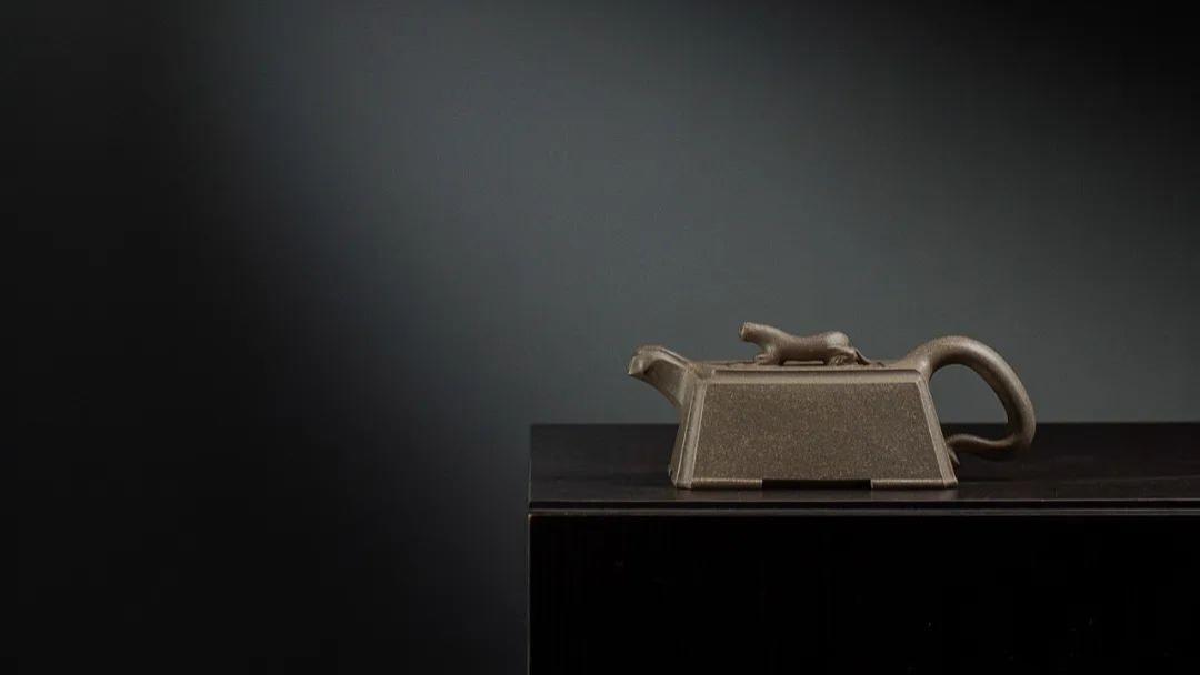 |紫砂中华 实力艺师 华健 豹方壶 宜兴紫砂壶 全手工 陶瓷 收藏