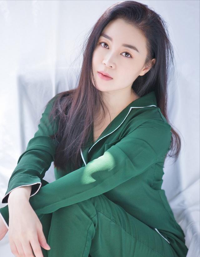 关婷娜|关婷娜：21岁签约赵本山公司，长得漂亮39岁还单身，父母一直为她担心