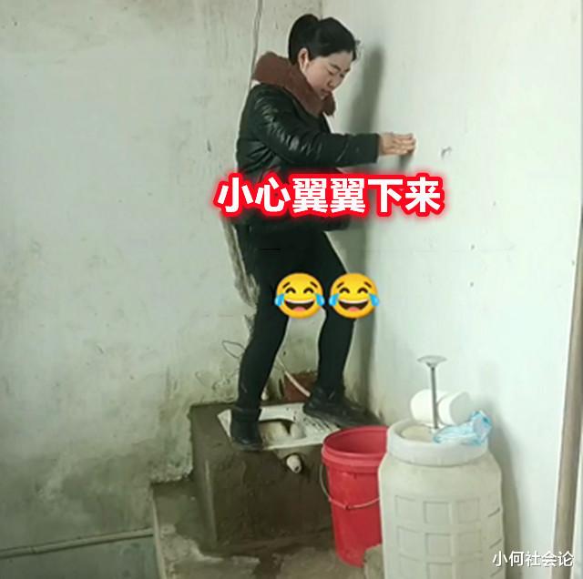 女子晒自家悬空厕所:建在房梁上,无遮挡无隐私,憋急了才敢去
