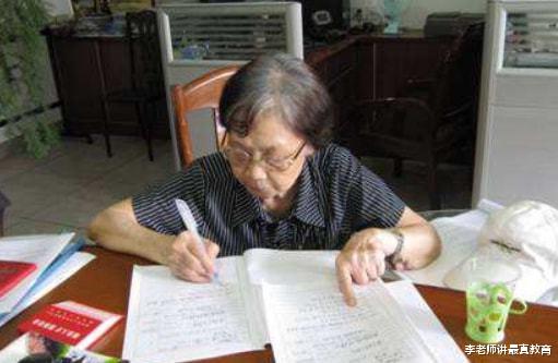 教师|55岁的高级女教师不愿退休，校长：没有闲职，工作量和年轻人一样