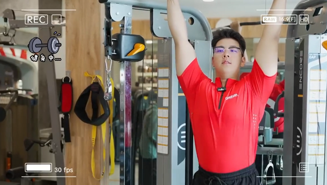 郭涛|15岁石头健身视频曝光！一身健硕肌肉太强壮，戴眼镜长相成熟