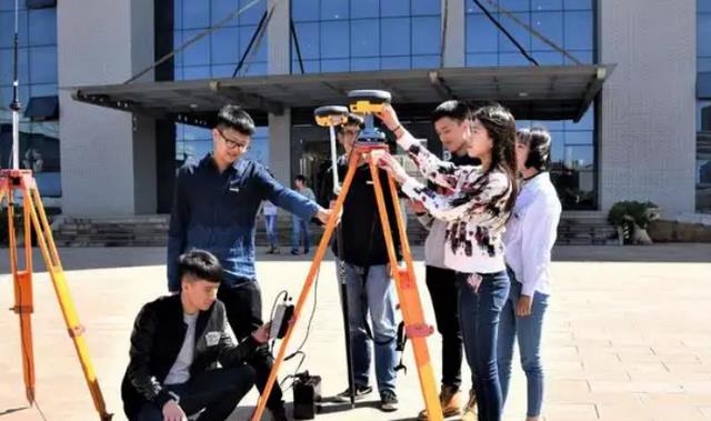 社保|本科生下厂拧螺丝“隐瞒”学历,并非扮猪吃老虎,实际原因很无奈