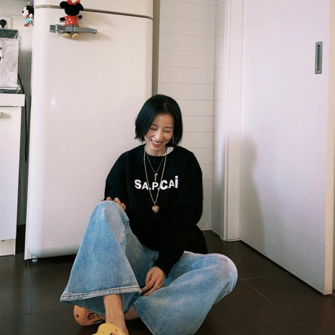 白玉|周雨彤在《我在他乡挺好的》中演技哭戏值得夸,她的衣品更值得夸。