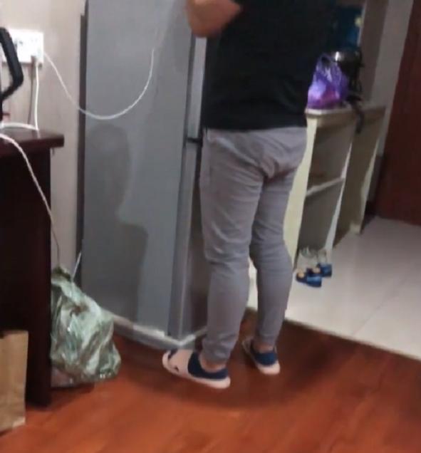 上海:女子趁娃放暑假来找异地老公,看到脚上拖鞋立马察觉不对劲
