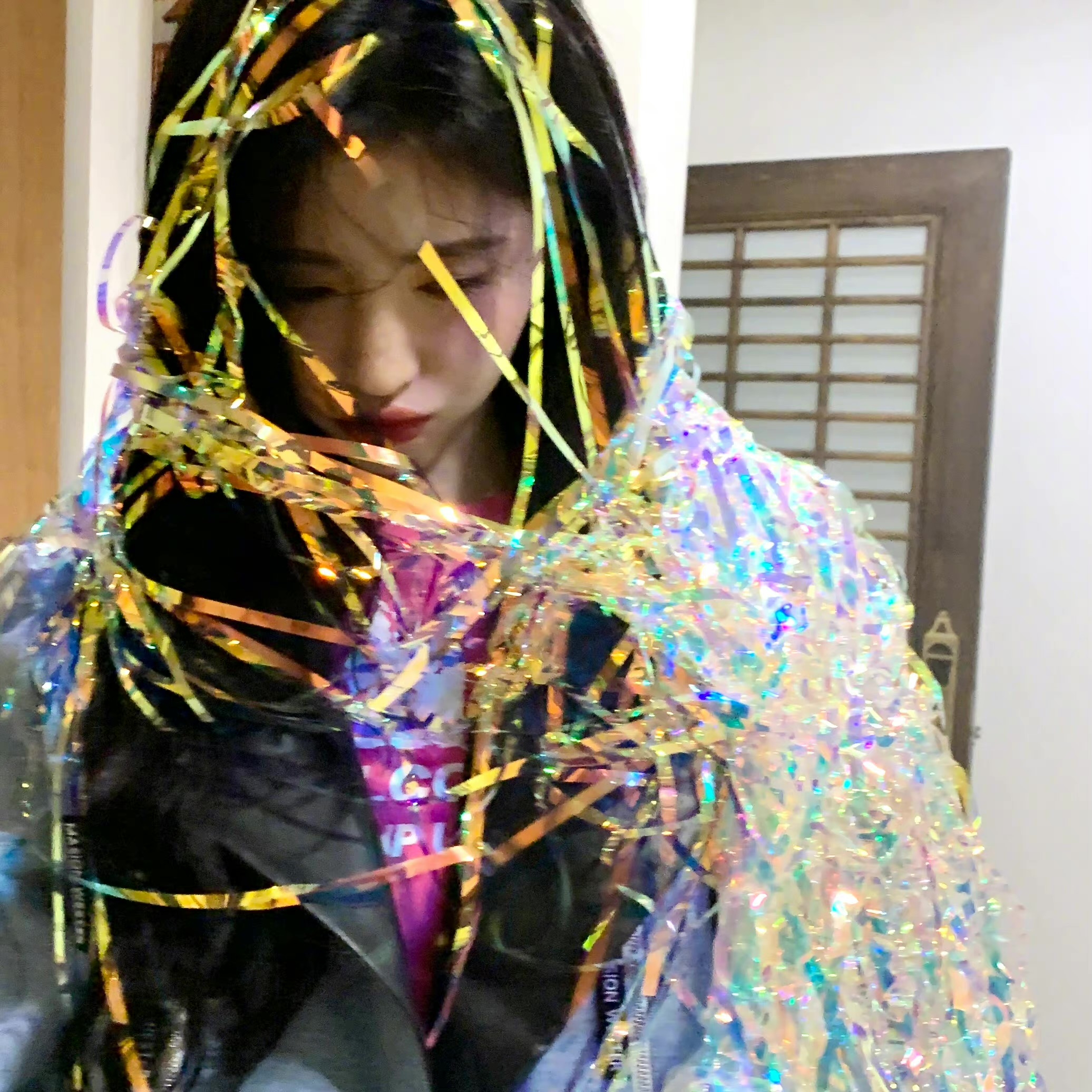 鞠婧祎|鞠婧祎新歌花絮写真,认真玩彩带,发量太令人羡慕了