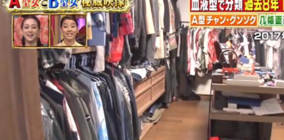 参观张根硕在韩国的豪宅，家里起码有千件衣服，衣帽间堆得满满的