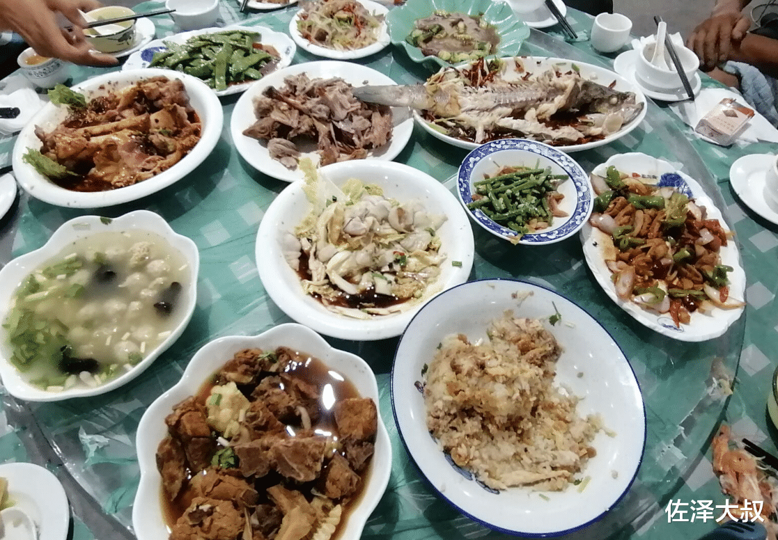 酥肉一大妈随礼二百元吃席看到桌上的菜不高兴了吐槽整桌菜连三百块钱