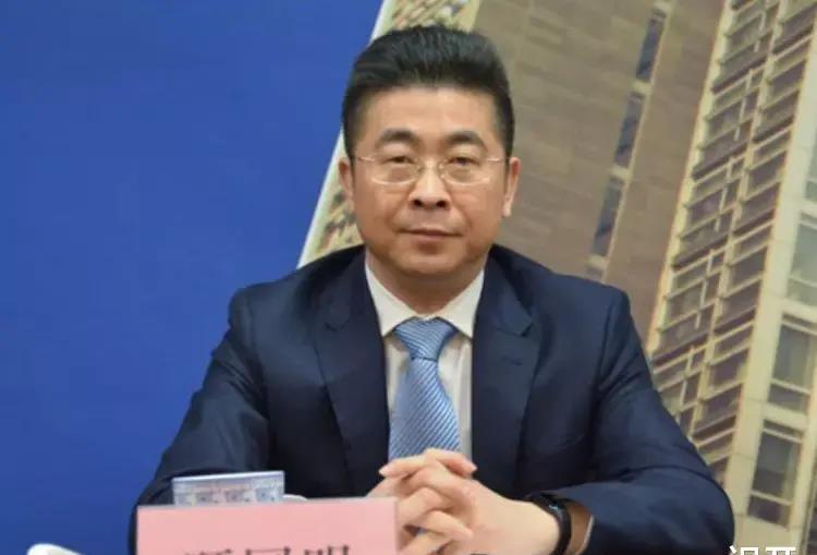 “风流巨贪”行长落马:潜规则32名女下属,手段龌龊,敛财1.36亿