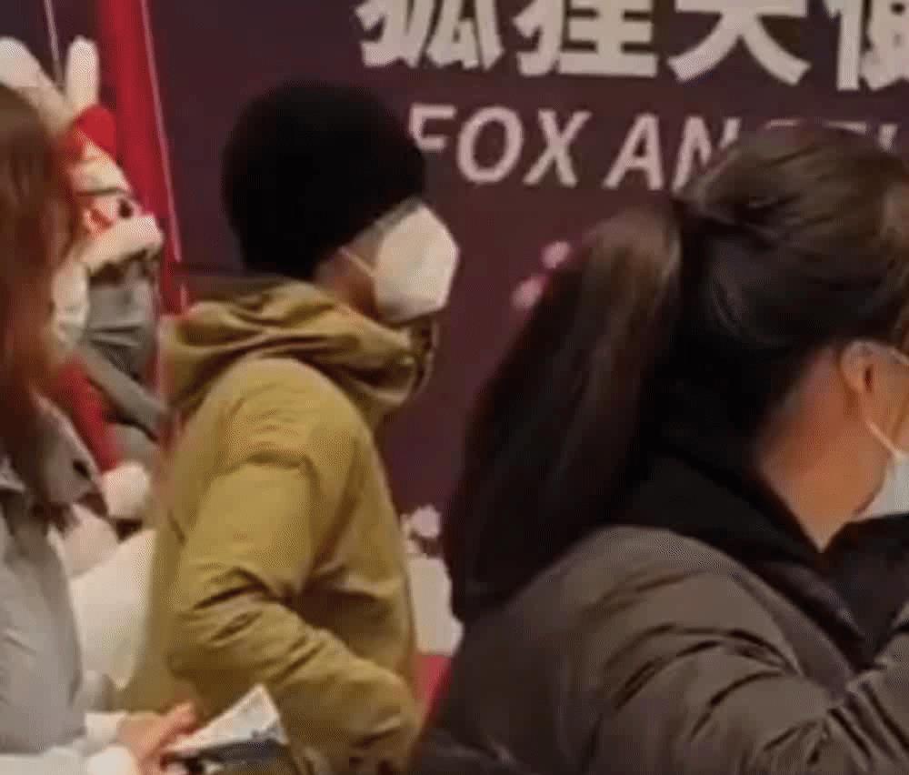 话剧|王一博和赖声川夫妇一起看话剧,这是作品上映不了靠捆绑?