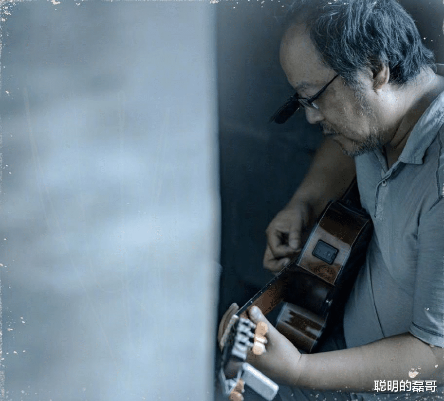 窦唯|52岁窦唯头发花白身材发福，和李诚儒前妻合照显拘谨