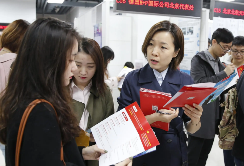 大学生|谈双休等于没事业心？HR扬言老板最讨厌谈双休的，大学生直接回怼