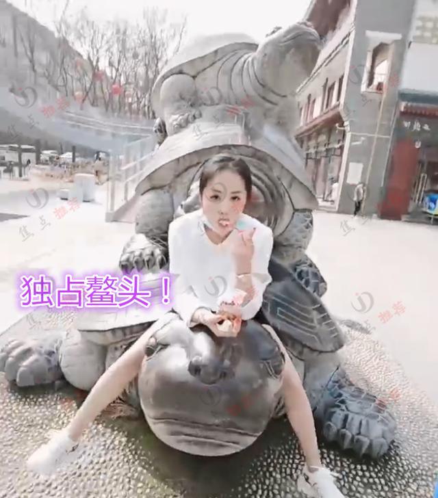 乌镇|年轻女子骑在石龟雕像上拍照，网友：小姐姐真会玩，选个最大的