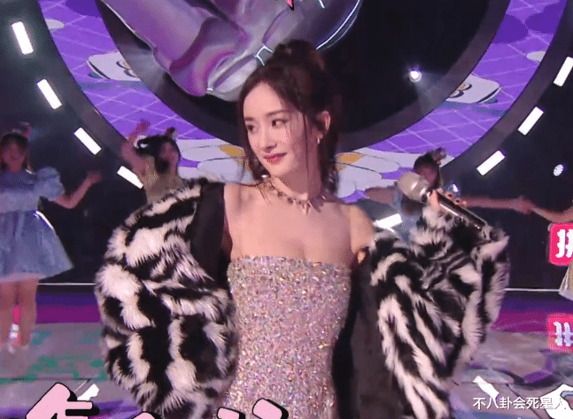 跨年 ?26位女星跨年争艳大戏:杨幂穿貂,杨紫撩开刘海,一个比一个有招