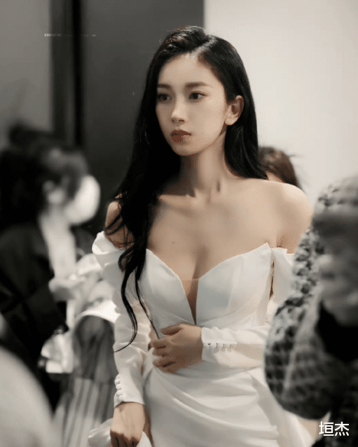 郁可唯|又是红毯!蒋勤勤作风大改,郁可唯脚指甲是败笔,倪妮艳压群芳