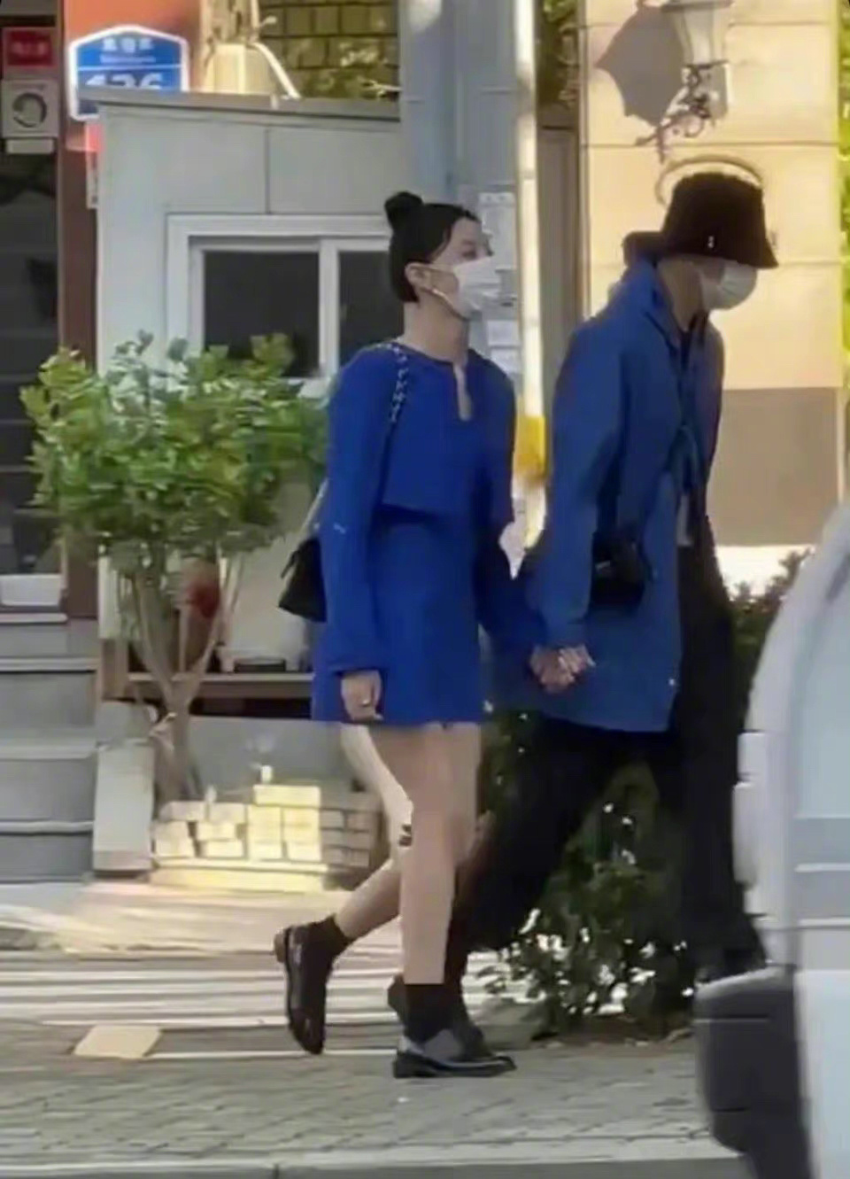 winner|winner姜昇润被拍到和女子牵手，穿同色系衣服，疑似恋爱了？