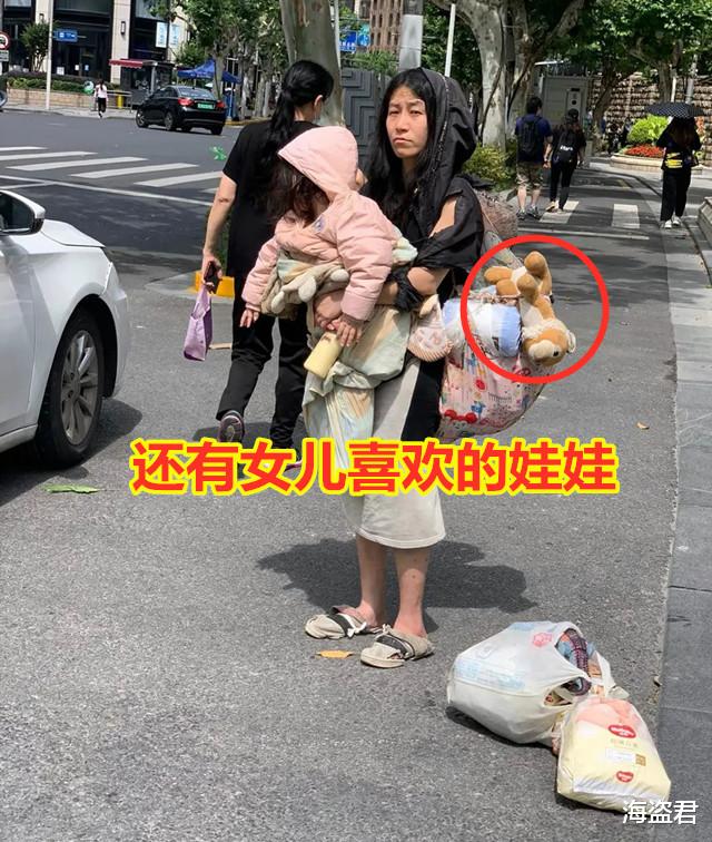 23岁女子带着女儿流浪街头,2岁女孩穿着棉袄,蓬头垢面却很可爱
