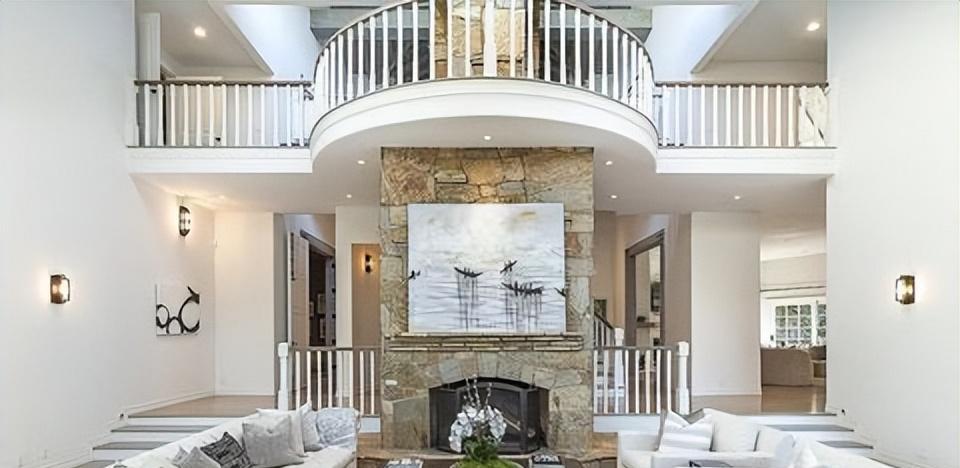 关晓彤|纯白挑高大厅！赛琳娜490万美金私人奢华豪宅曝光