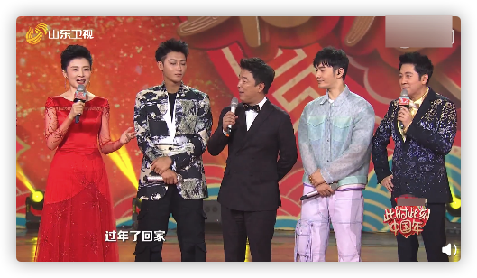 周涛|53岁周涛再主持山东春晚，坐c位气质佳，和90后女主持同框似同龄