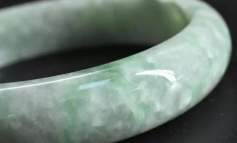 翡翠|翡翠内部的瑕疵,影响品质的高低,对价值影响也大。