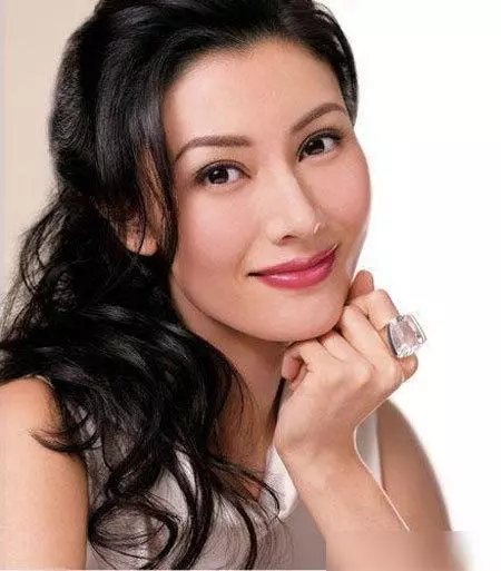 豪门|真正的香港“豪门杀手”，40岁仍像少女一般，李嘉欣也自愧不如