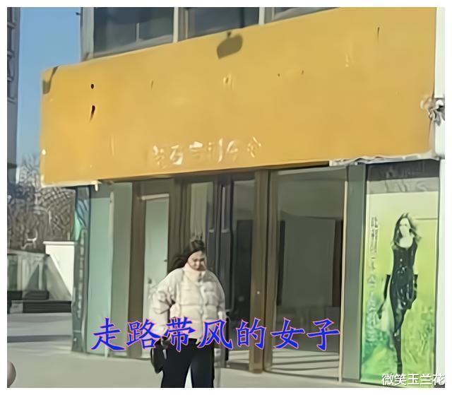 丈夫坐在车里等妻子下班,疯狂吐槽妻子,网友:太可爱了