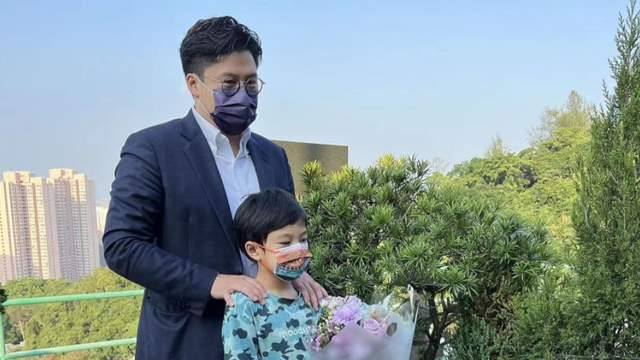 霍启刚|霍英东去世16周年！霍启刚携长子祭拜，霍中曦手持花束凝神注视