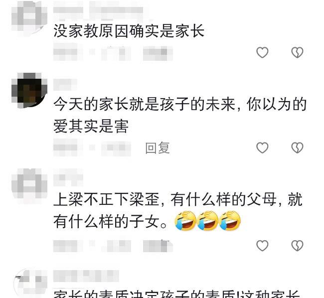 两名男童猛推试衣间帘子,女子制止反被家长辱骂,家教暴露无遗