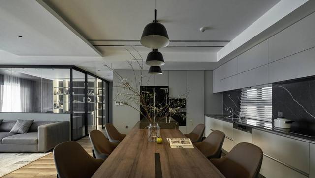 150沙发背景墙拆一半，更通透！隔成4室，一家四口住不输别墅