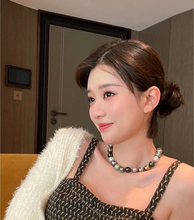 乔欣|乔欣一条连衣裙五千多，晒照变贵妇名媛，曾和杨洋传恋爱绯闻未果