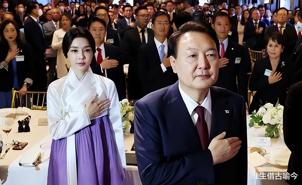 韩国 韩国50岁第一夫人：穿韩服好美，一身白裙迎接肯尼亚第一夫人真嫩