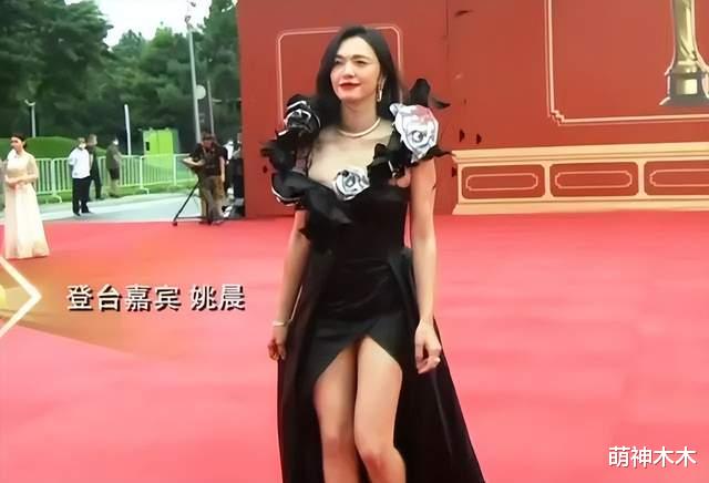 陈都灵|北影节红毯：张天爱直角肩抢镜，李宇春内搭长裙，陈都灵晕妆了